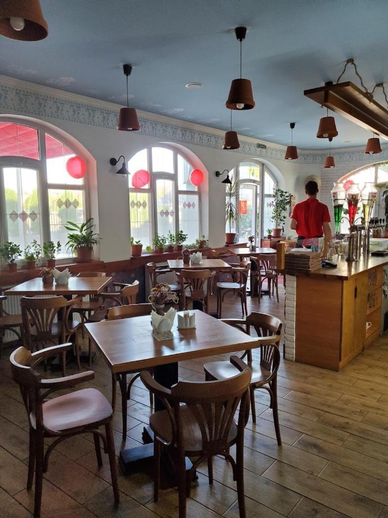 Hotel Delfin Mukacheve Bagian luar foto