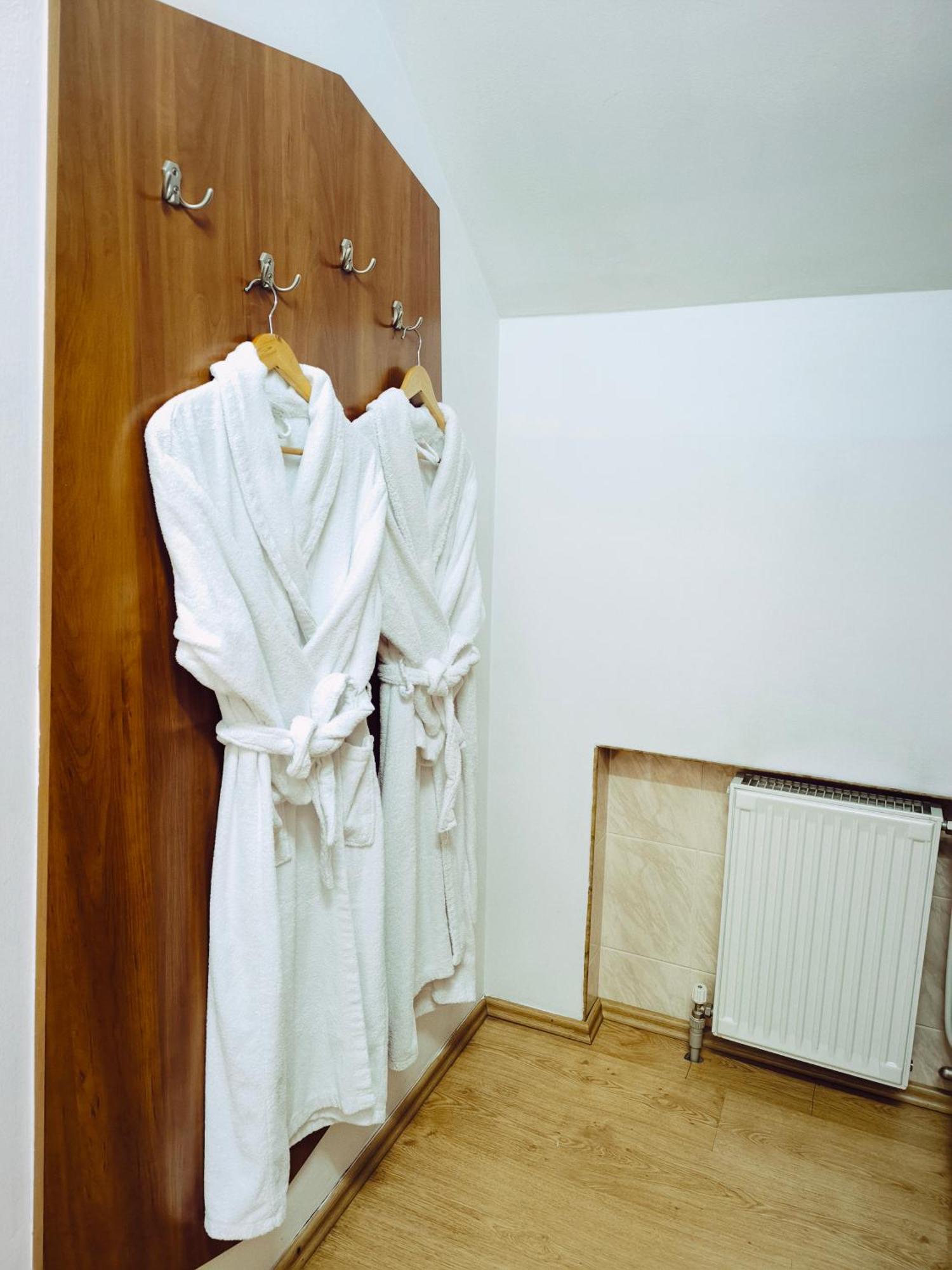 Hotel Delfin Mukacheve Bagian luar foto