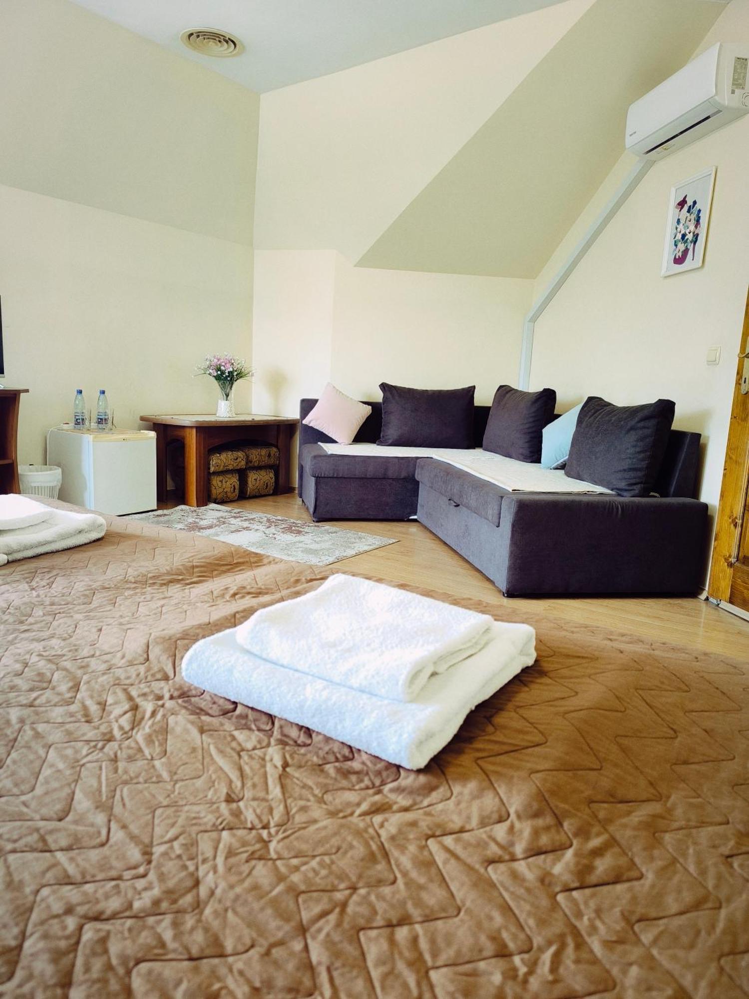 Hotel Delfin Mukacheve Bagian luar foto
