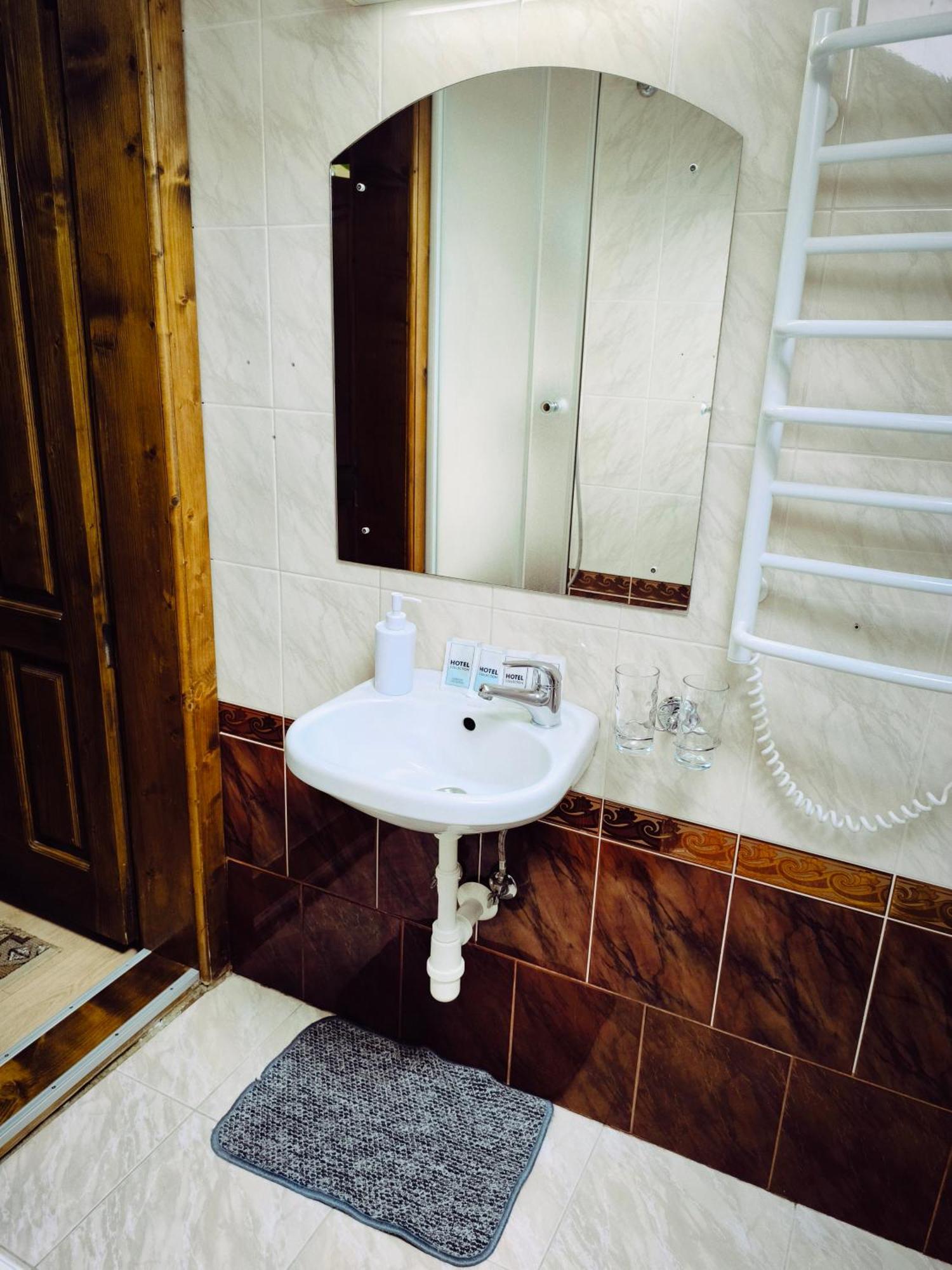 Hotel Delfin Mukacheve Bagian luar foto