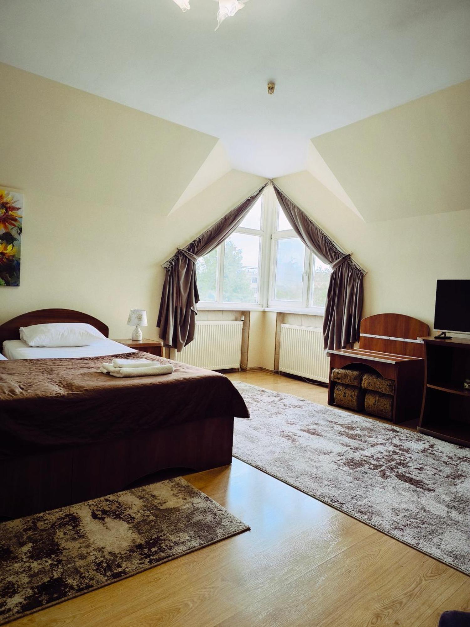 Hotel Delfin Mukacheve Bagian luar foto