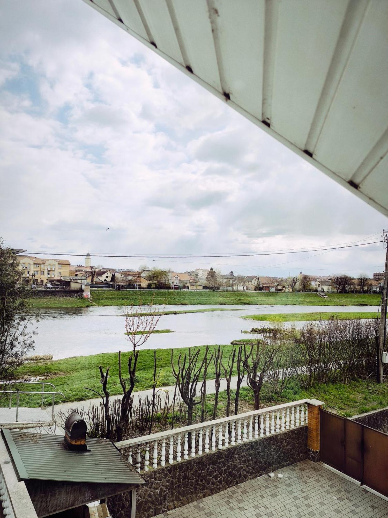 Hotel Delfin Mukacheve Bagian luar foto