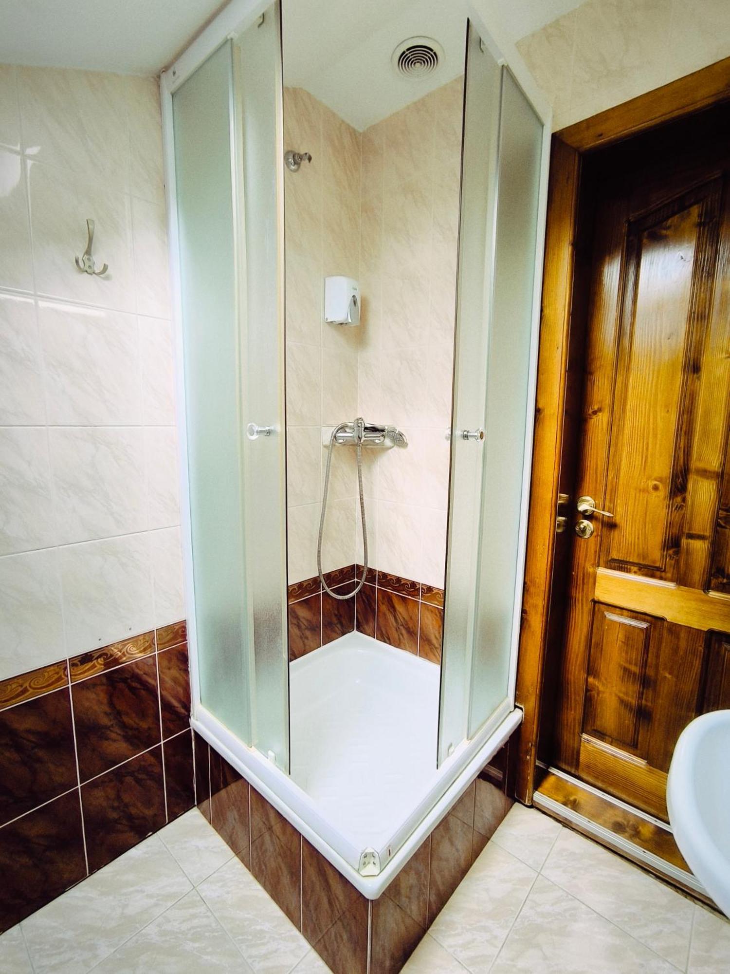 Hotel Delfin Mukacheve Bagian luar foto